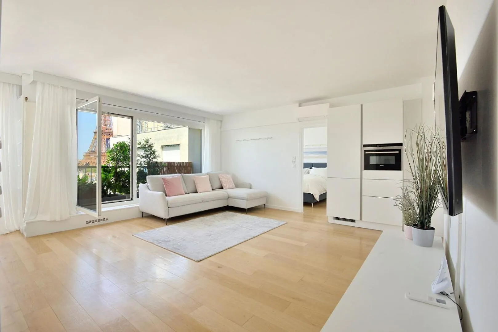 The Eiffel Tower - A Luxurious With Breathtaking Views Of The Eiffel Tower Apartment
