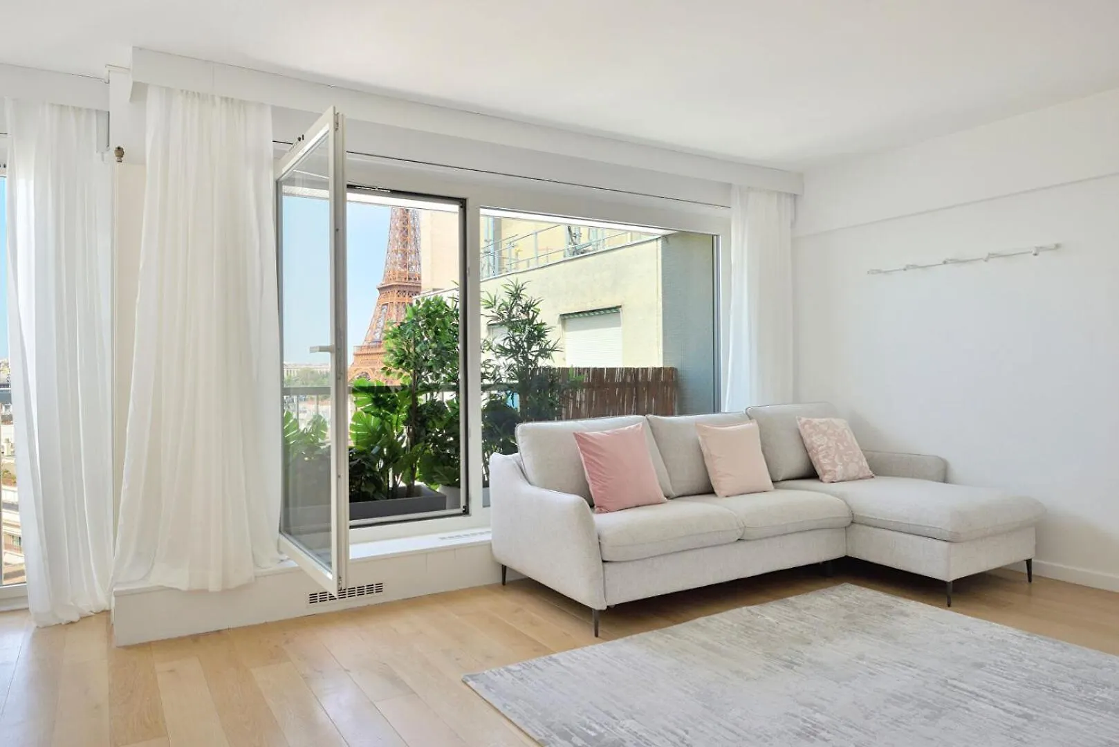Apartment The Eiffel Tower - A Luxurious With Breathtaking Views Of The Eiffel Tower *