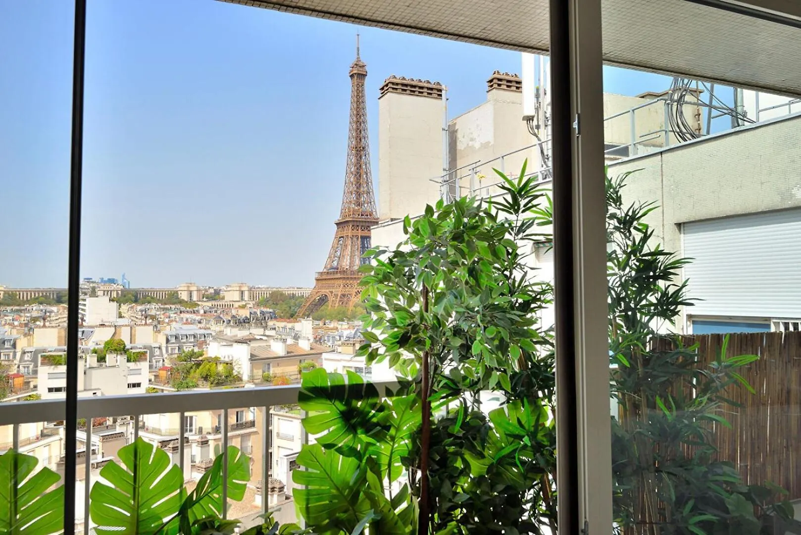 The Eiffel Tower - A Luxurious With Breathtaking Views Of The Eiffel Tower Apartment Paris